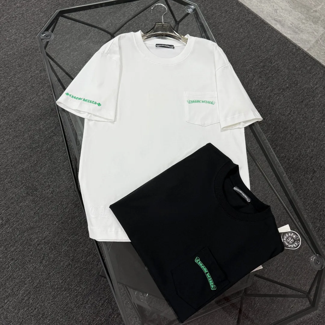 P180 Chrome Hearts Chrome Hearts 25 high-end versions. The fabric is made of 300 grams of high-density pure cotton. It does not deform or shrink. It has three labels. It is the same style for men and women. Technology: suede foaming + digital printing. Color: white, black. SIZE: S-XL.